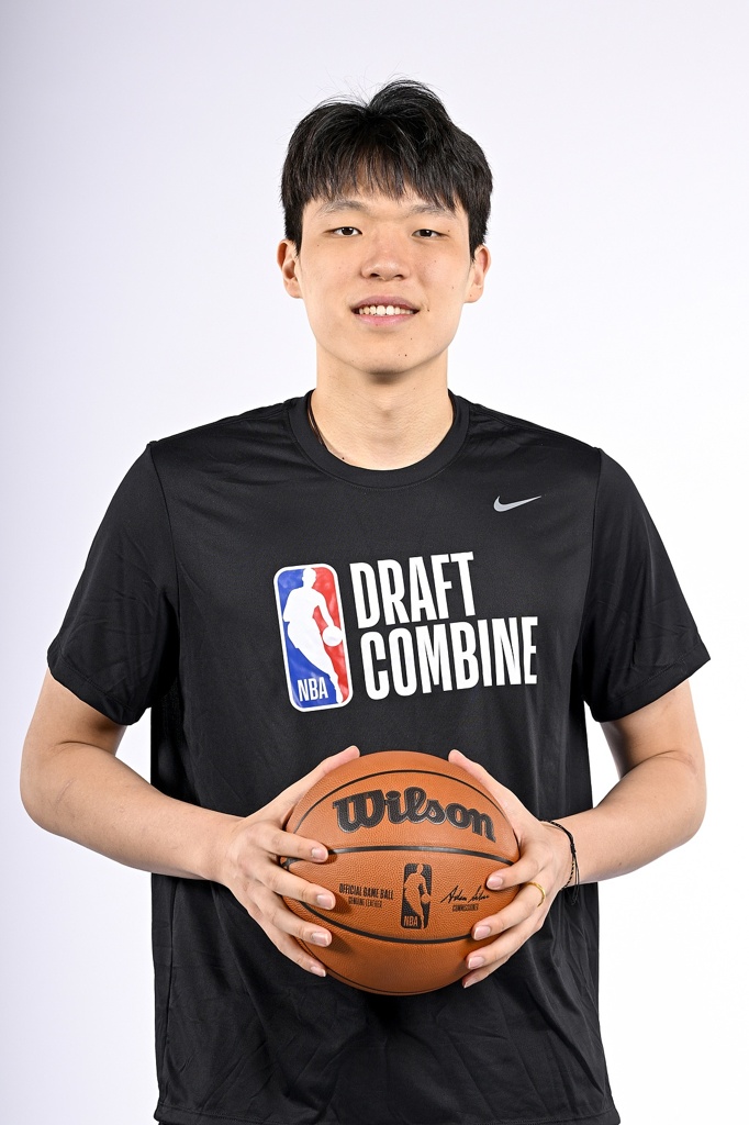 媒体人：熟人和贵人只能是铺路 这个路怎么走还是得靠杨瀚森自己